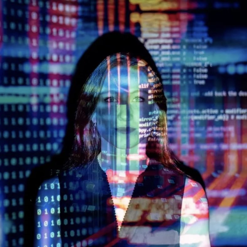 Digitale Doppelbelichtung: das Gesicht einer Frau überlagert von Code-Zeilen und binären Mustern – Sinnbild für das KI-Team